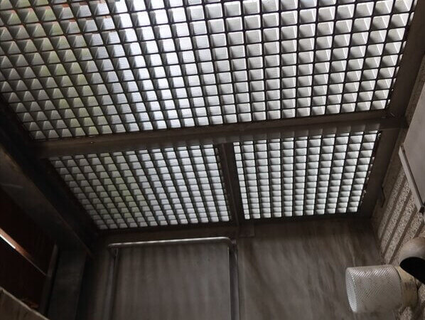 地下のドライエリアは格子状の天井がありましたが、ハシゴで出入り可能でした。